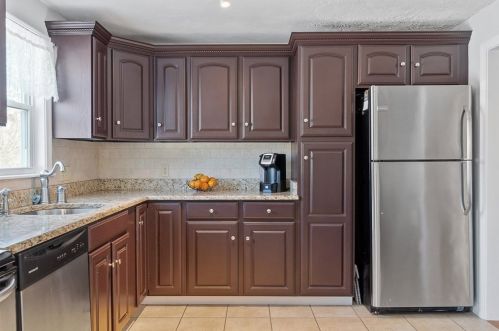 54 Apple Blossom Ln, Taunton MA 02780-4718 exterior