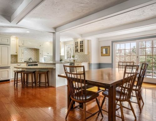 4 High St, Southborough MA 01772-1423 exterior