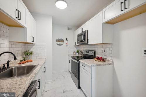 9 Maplewood Ct, West Deptford NJ 08066-2406 exterior