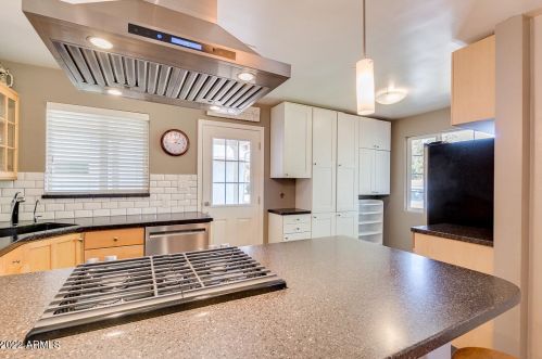 2145 Clarendon Ave, Phoenix AZ 85031-3142 exterior