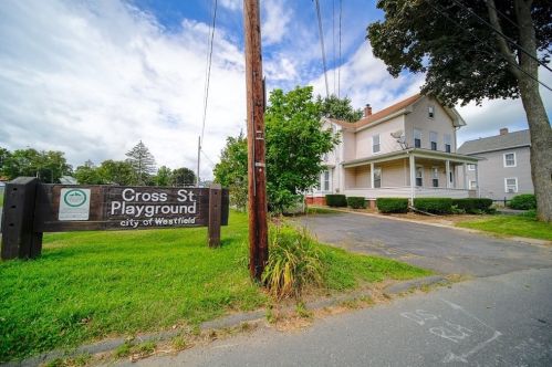 11 Cross St, Montgomery, MA 01085-3807