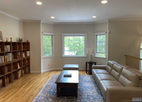 112 Stonegate Trl, Cresskill NJ  07626-2431 exterior