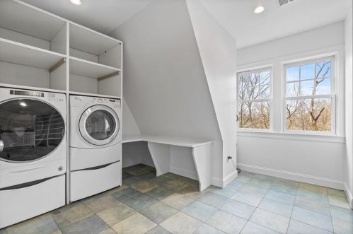 44 Canterbury St, Hingham MA 02043-1453 exterior