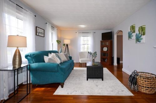 6 Leroy Dr, Burlington, MA 01803-1611