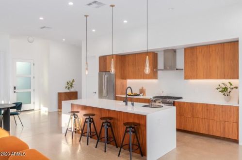 2205 Clarendon Ave, Phoenix AZ  85015-5436 exterior