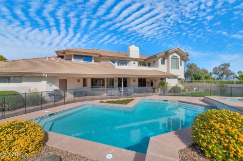 2347 Cinnabar Ave, Phoenix AZ  85028-3633 exterior