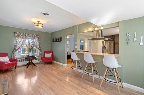 940 Randolph Ave, Milton MA 02186-4030 exterior