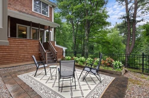 112 Edgewater Dr, Needham MA 02492-2776 exterior