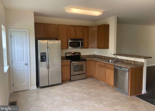 621 Sweetgum Ln, West Deptford, NJ 08096-5565