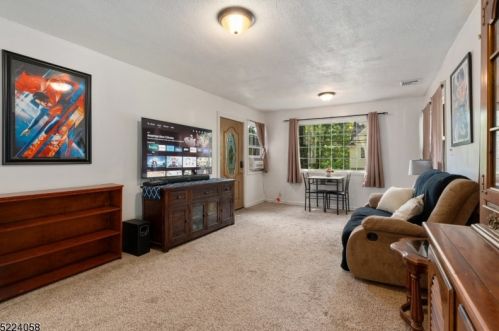 350 Skyline Lk Dr, Skyline Lakes NJ 07456-1952 exterior