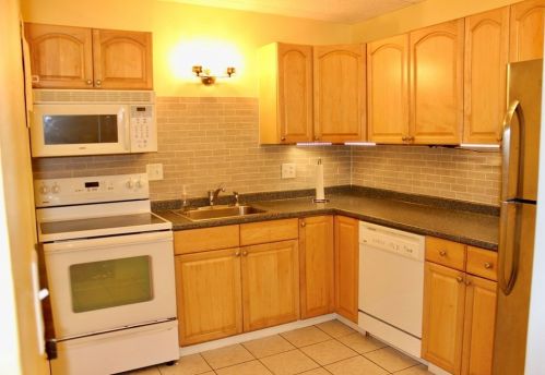 40 High St, Dedham, MA 02026-2848