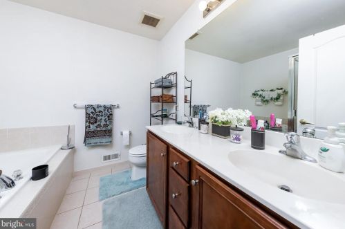 27 Highgrove Ct, West Deptford NJ 08086-3814 exterior