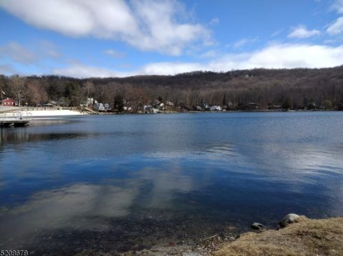 85 Lakeside Dr, Wantage NJ  07461-4360 exterior