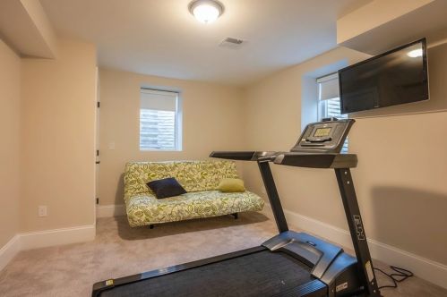 319 Hillcrest Rd, Needham MA 02492-4028 exterior