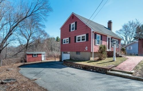 288 Park St, North Reading, MA 01864-2716