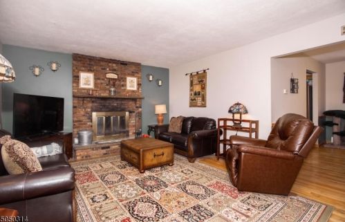 8 Cedar Rd, Skyline Lakes, NJ 07456-1812