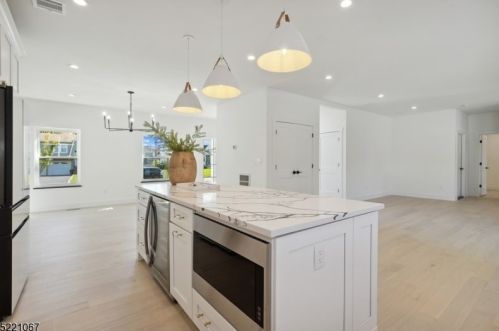 19 Grant Ave, East Hanover NJ  07936-2950 exterior