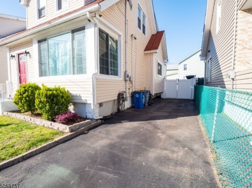 72 Little St, Belleville, NJ 07109-3242