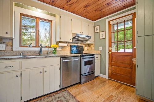 92 Edgewater Dr, Wareham MA 02571-2189 exterior