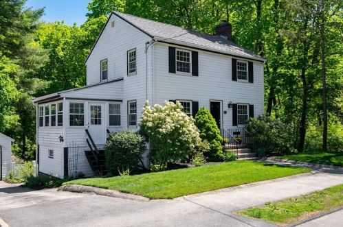 42 School St, Milton, MA 02186-2911