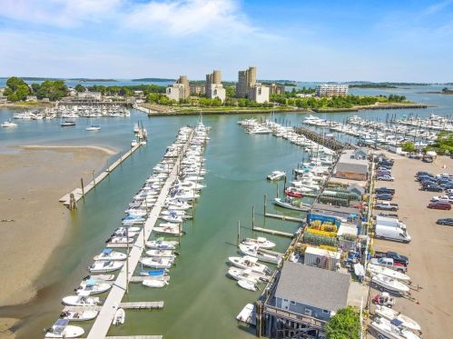 10 Shipyard Dr, Hingham MA 02043-1610 exterior