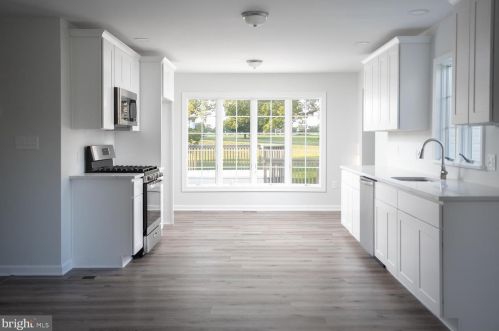 4 Locust Ave, Columbus NJ  08022-9504 exterior