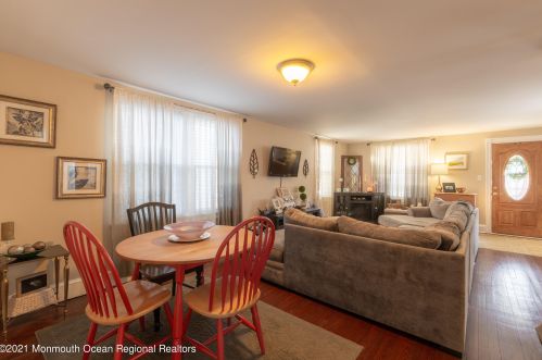 1119 1st Ave, Tinton Falls NJ  07712-5767 exterior