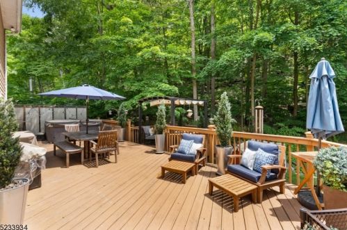 6 Cheshire Ln, Skyline Lakes NJ 07456-2743 exterior