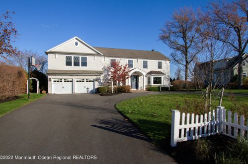 32 Breezy Point Rd, Little Silver, NJ 07739-1703