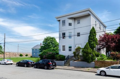 18 Mott St, New Bedford, MA 02744-2307