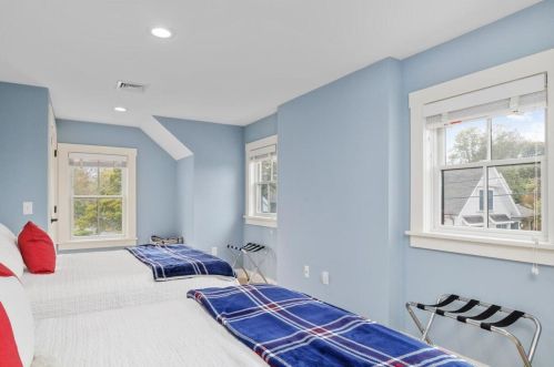 125 Seaview St, Chatham MA 02633-2330 exterior