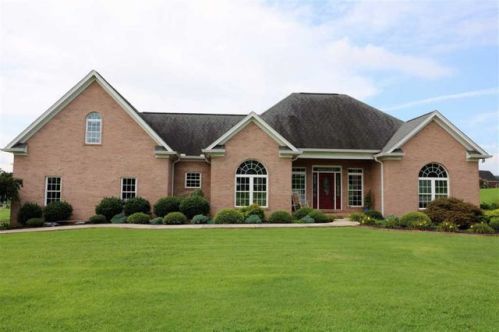 111 Clover Hl, Sweetwater, TN 37874-1119