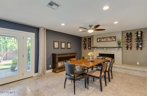 725 Country Gables Dr, Phoenix AZ 85053-4528 exterior