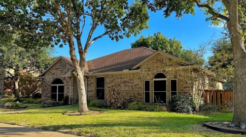 5306 Wood Creek Ln, Garland TX  75044-4916 exterior