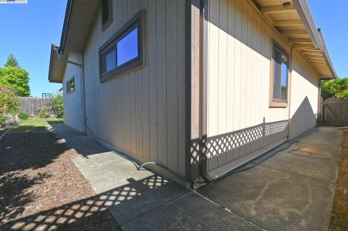 14297 Tiburon Rd, San Leandro CA 94577-6536 exterior