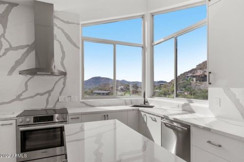 1825 Cinnabar Ave, Phoenix AZ  85020-1916 exterior