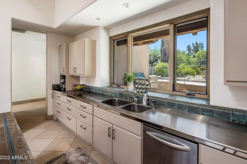 2020 Bethany Home Rd, Phoenix AZ 85014-2434 exterior