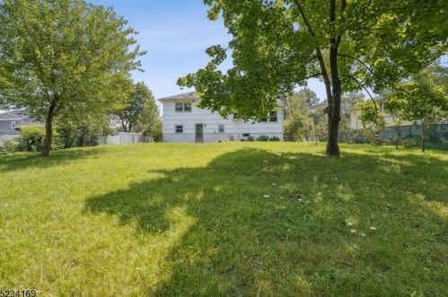 24 Dixon Pl, East Hanover NJ 07936-3049 exterior