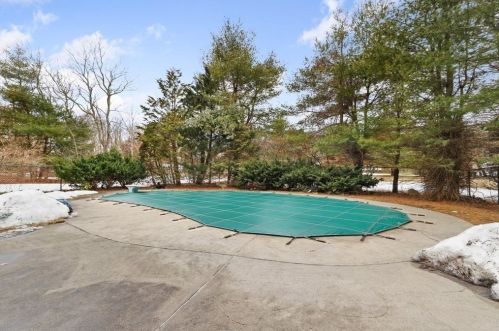 347 Prospect St, Hingham MA 02061-1140 exterior