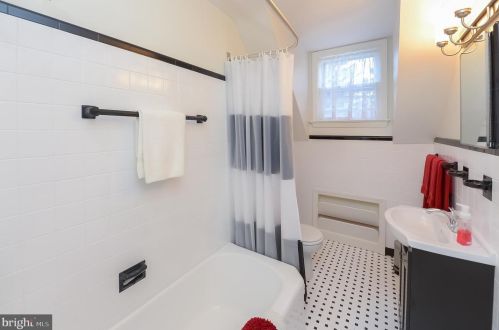 645 Kings Hwy, West Deptford NJ 08096-3129 exterior