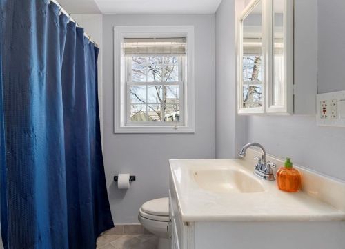 42 Idlewell St, Weymouth MA 02188-3713 exterior