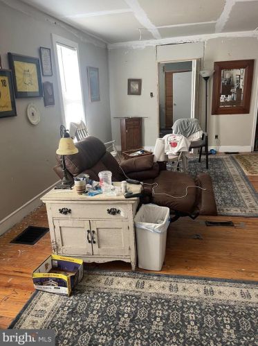 84 Carpenter St, West Deptford, NJ 08096-2643