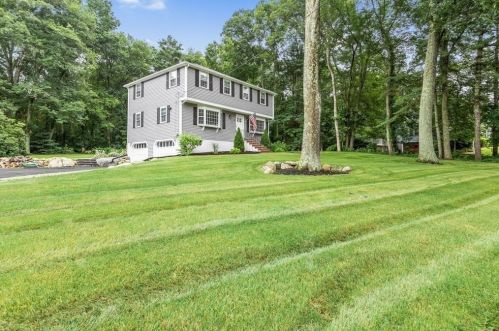 18 Pennacook St, Norfolk MA  02056-1117 exterior