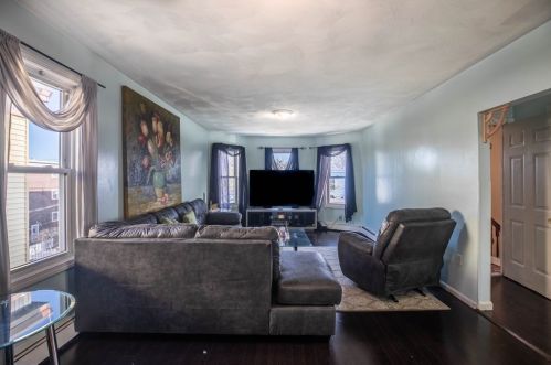 49 Pearl St, Everett MA 02149-1105 exterior