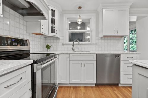 23 Colonial Rd, Hingham MA 02043-3639 exterior