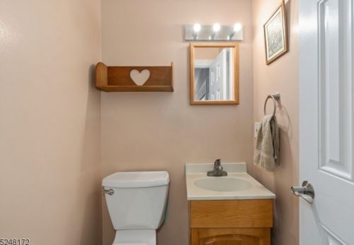 20 Robin Ln, Skyline Lakes NJ 07456-2932 exterior