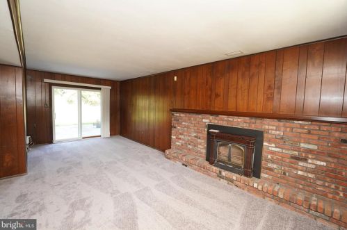 17 Stonicker Dr, Trenton NJ 08648-3215 exterior