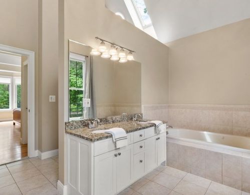 8 Clemmons St, Southborough MA  01772-1314 exterior