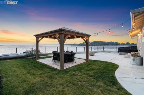 13095 Neptune Dr, San Leandro CA  94577-3130 exterior