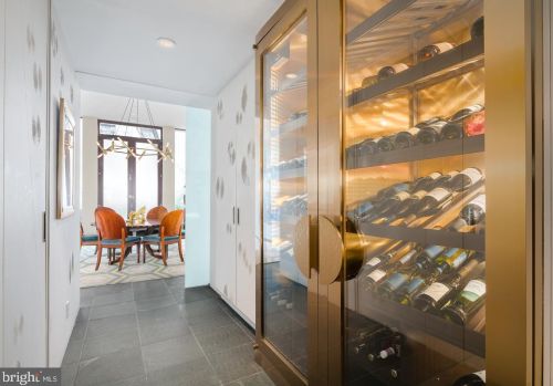 227 6th St, Philadelphia, PA 19106-3713